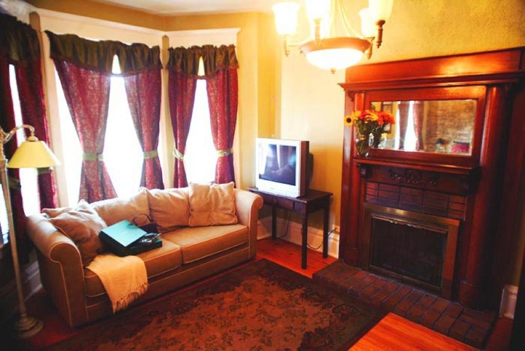 Old Bed & Breakfast Chicago
